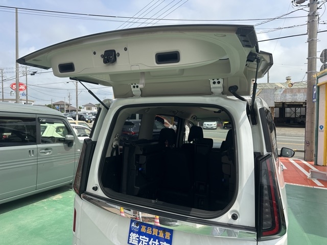 セレナ(ニッサン)中古車 10