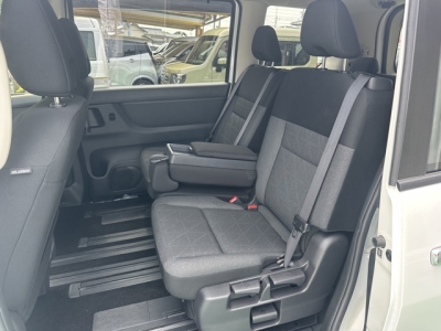 セレナ(ニッサン)中古車 後席内装