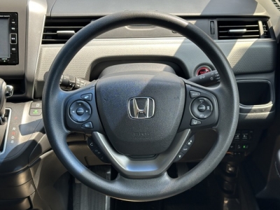 フリード+(ホンダ)中古車 後席から見た前席