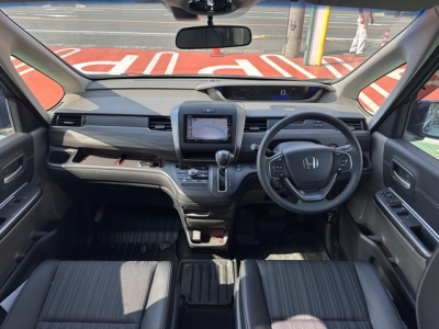 フリード+(ホンダ)中古車 後席から見た前席