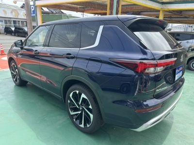 アウトランダーPHEV(三菱)中古車 後方