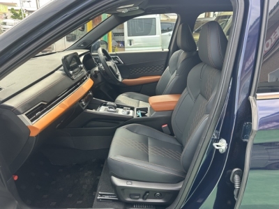 アウトランダーPHEV(三菱)中古車 前席内装