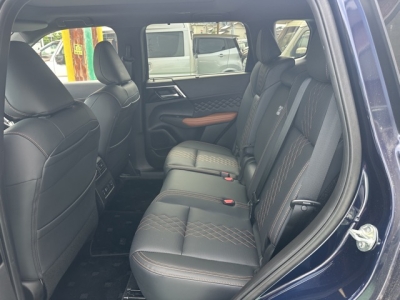 アウトランダーPHEV(三菱)中古車 後席内装