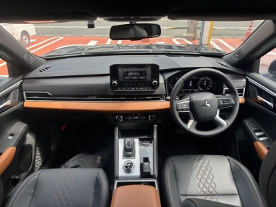 アウトランダーPHEV(三菱)中古車 内外装写真