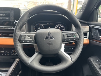 アウトランダーPHEV(三菱)中古車 内外装写真他