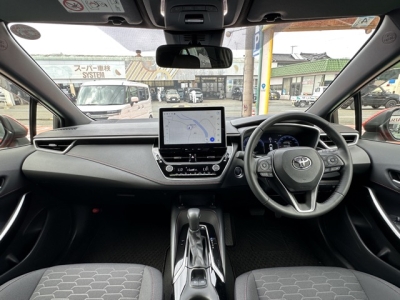 カローラスポーツ(トヨタ)中古車 後席から見た前席