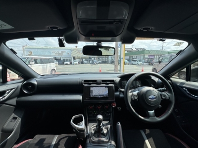 BRZ(スバル)中古車 後席から見た前席