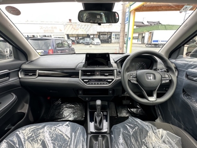 WR-V(ホンダ)登録済未使用車 後席から見た前席