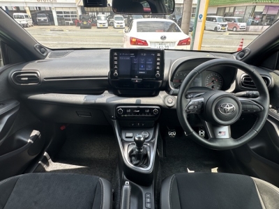 GRヤリス(トヨタ)中古車 後席から見た前席