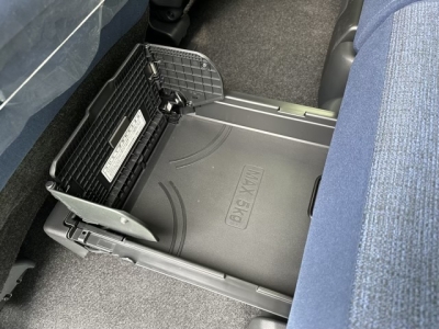 ムーヴキャンバス(ダイハツ)新車見本展示無 後席から見た前席