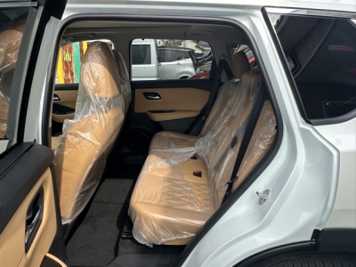 エクストレイル(ニッサン)登録済未使用車 後席内装