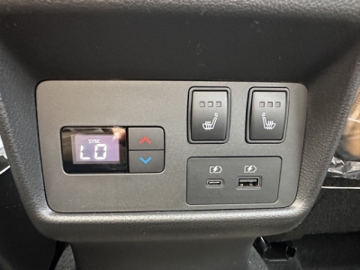 エクストレイル(ニッサン)登録済未使用車 後席から見た前席