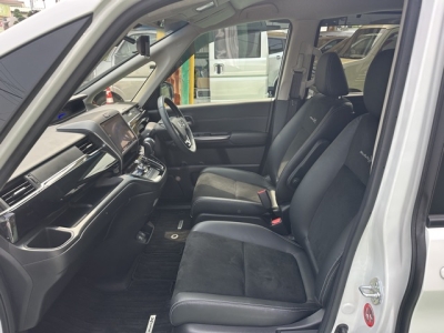 フリード(ホンダ)中古車 前席内装