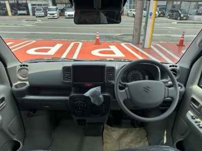 エブリイバン(スズキ)届出済未使用車 後席から見た前席