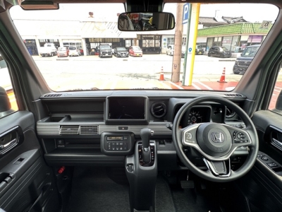 N-VAN(ホンダ)届出済未使用車 後席から見た前席