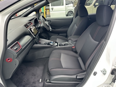 リーフ(ニッサン)中古車 前席内装
