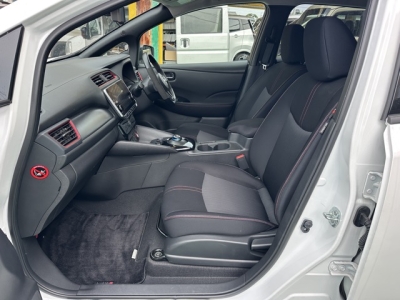 リーフ(ニッサン)中古車 前席内装