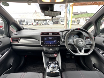 リーフ(ニッサン)中古車 後席から見た前席