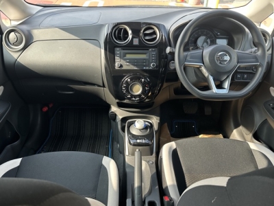 ノート(ニッサン)中古車 後席から見た前席