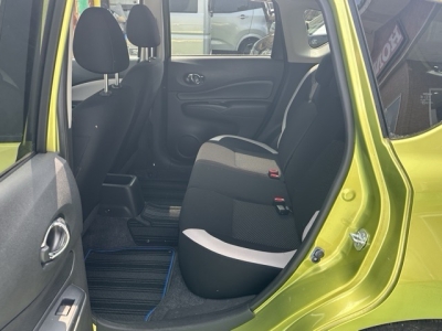 ノート(ニッサン)中古車 後席内装