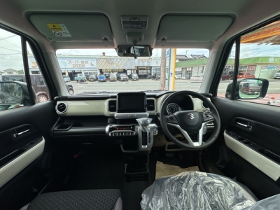 クロスビー(スズキ)登録済未使用車 後席から見た前席