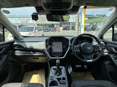 クロストレック(スバル)中古車 後席から見た前席