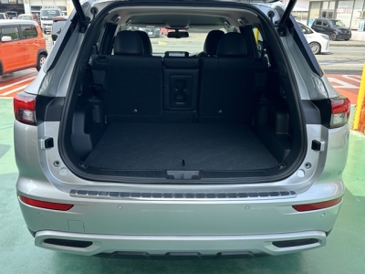 アウトランダーPHEV(三菱)中古車 内外装写真他２