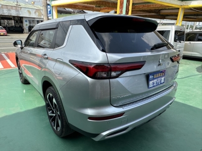 アウトランダーPHEV(三菱)中古車 後方