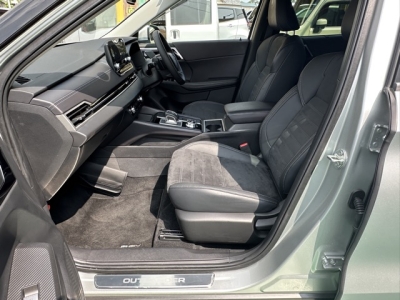 アウトランダーPHEV(三菱)中古車 前席内装