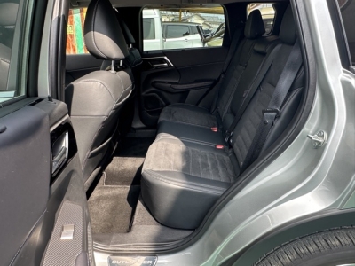 アウトランダーPHEV(三菱)中古車 後席内装