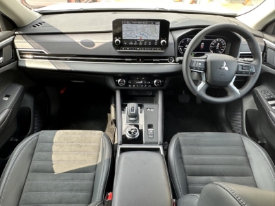 アウトランダーPHEV(三菱)中古車 内外装写真他
