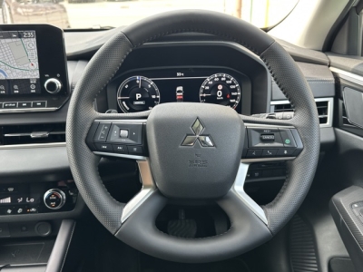 アウトランダーPHEV(三菱)中古車 内外装写真他１