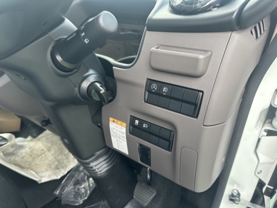 キャンター(三菱)登録済未使用車 内外装写真他２