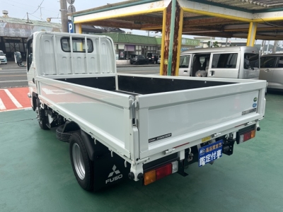 キャンター(三菱)登録済未使用車 後方