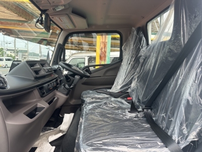 キャンター(三菱)登録済未使用車 後席内装