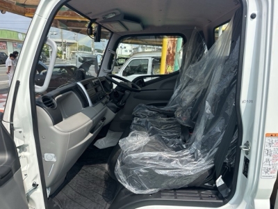 キャンター(三菱)登録済未使用車 後席内装