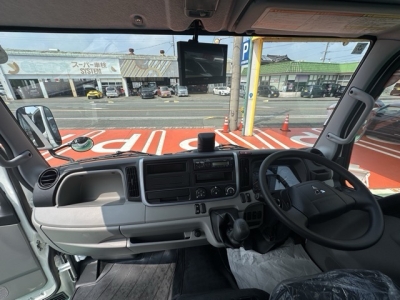 キャンター(三菱)登録済未使用車 後席から見た前席
