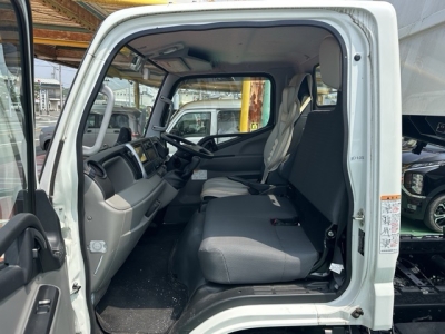 キャンター(三菱)中古車 前席内装