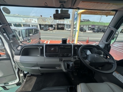 キャンター(三菱)中古車 後席内装