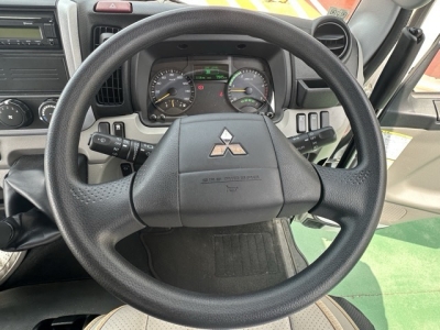 キャンター(三菱)中古車 後席から見た前席