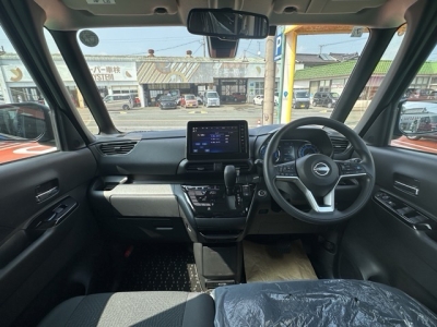 新型ルークス(ニッサン)届出済未使用車 後席から見た前席