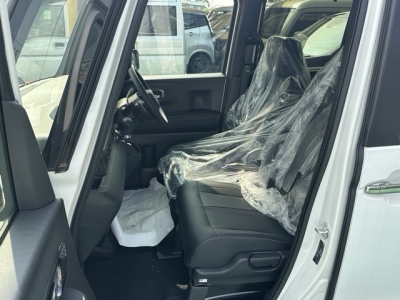 新型N-BOX(ホンダ)届出済未使用車 前席内装