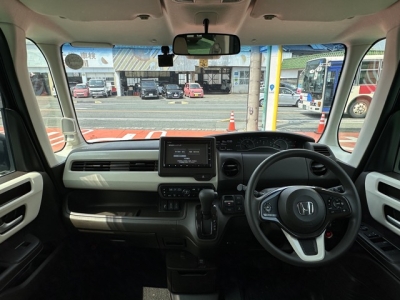 N-BOX(ホンダ)中古車 後席から見た前席