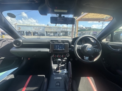 BRZ(スバル)中古車 後席から見た前席