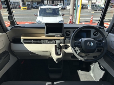 新型N-BOX(ホンダ)届出済未使用車 後席から見た前席