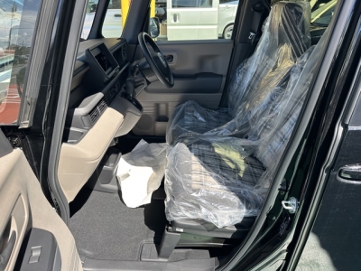 新型N-BOX(ホンダ)届出済未使用車 前席内装