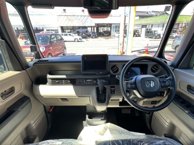 新型N-BOX(ホンダ)届出済未使用車 後席から見た前席
