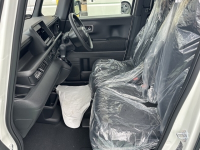 新型N-BOX(ホンダ)届出済未使用車 前席内装