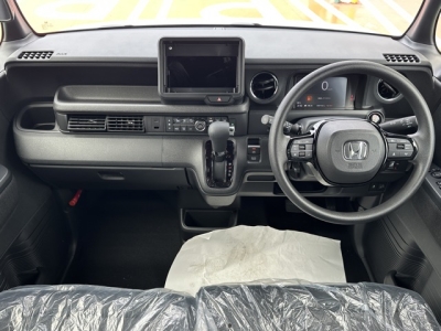 新型N-BOX(ホンダ)届出済未使用車 後席から見た前席