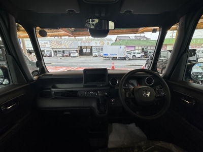 新型N-BOX(ホンダ)届出済未使用車 後席から見た前席